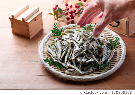 Niboshi can be used for soup stock and is delicious even if eaten as it is 120808198