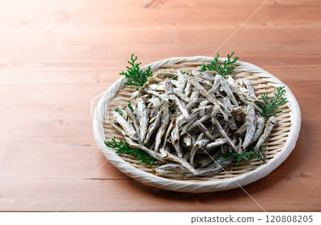 Niboshi can be used for soup stock and is delicious even if eaten as it is 120808205