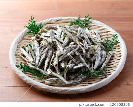 Niboshi can be used for soup stock and is delicious even if eaten as it is 120808206