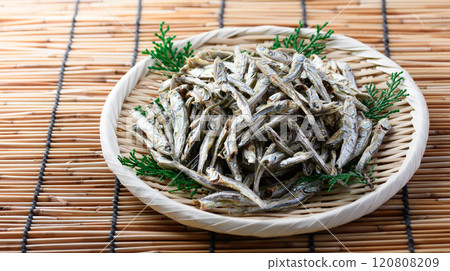 Niboshi can be used for soup stock and is delicious even if eaten as it is 120808209