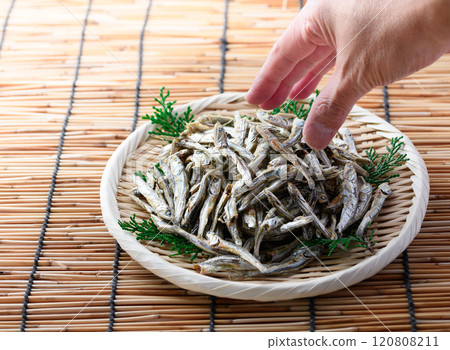 Niboshi can be used for soup stock and is delicious even if eaten as it is Niboshi can be used for soup stock and is delicious even if eaten as it is 120808211
