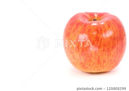 1整個紅蘋果，來自青森縣的太陽富士，明亮的背景 120808299