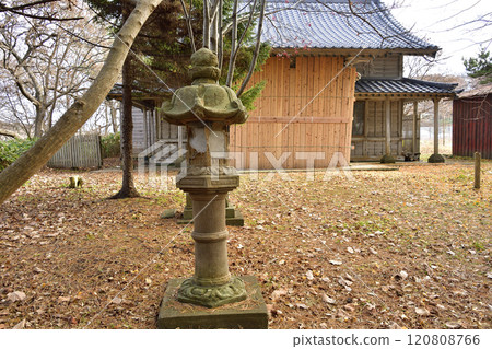 Photographing the grounds of Toriyama Shrine in Otobe, Hokkaido in winter 120808766