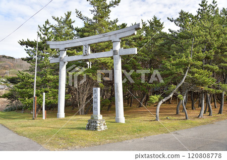 Photographing the grounds of Toriyama Shrine in Otobe, Hokkaido in winter 120808778