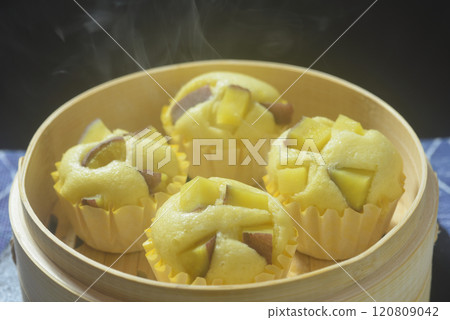 將地瓜饅頭放入蒸籠製作 120809042