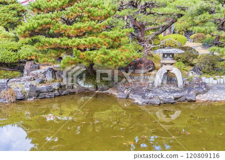 深秋的日本庭園，石燈籠 120809116