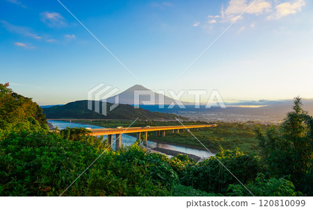 從富士川服務區（靜岡縣富士市）看秋天的富士山 120810099