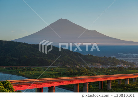 從富士川服務區（靜岡縣富士市）看秋天的富士山 120810101