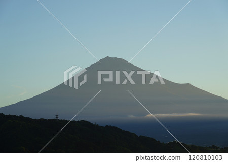 從富士川服務區（靜岡縣富士市）看秋天的富士山 120810103