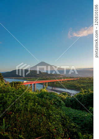 從富士川服務區（靜岡縣富士市）看秋天的富士山 120810106