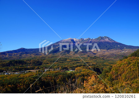 Kaida Plateau in autumn: Mt. Ontake and autumn leaves viewed from Kuzo Pass 120810261