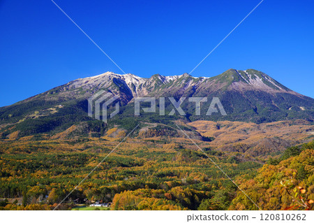 Kaida Plateau in autumn: Mt. Ontake and autumn leaves viewed from Kuzo Pass 120810262
