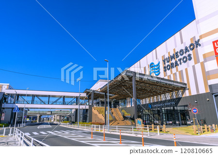 日本橫濱城市景觀 橫濱市地鐵下田車站前的夢丘索拉托斯景觀 日本橫濱城市景觀 橫濱市地鐵下田車站前的夢丘索拉托斯景觀 120810665