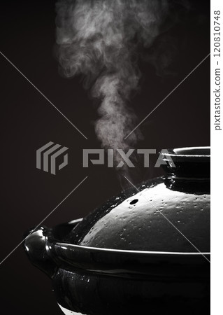 蒸氣上升的陶鍋 - 火鍋影像 蒸氣上升的陶鍋 - 火鍋影像 120810748