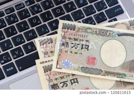 一張用電腦鍵盤和一萬日元紙幣利用網路在網路上自由開展業務的形象。 120811615