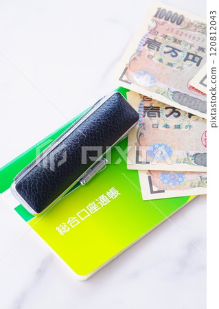 桌上放著銀行存摺、印章和 10,000 日元鈔票 120812043