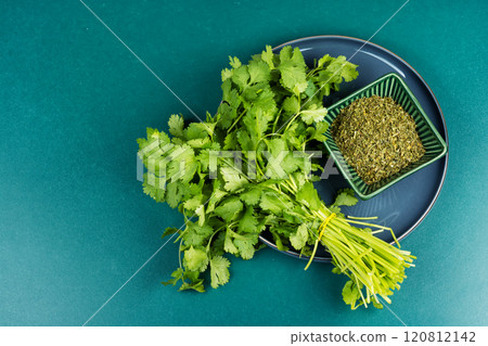 Spice fresh and dry coriander. 120812142