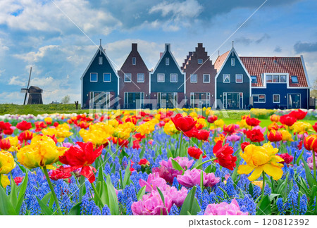 skyline of old town Zaanse Schans 120812392