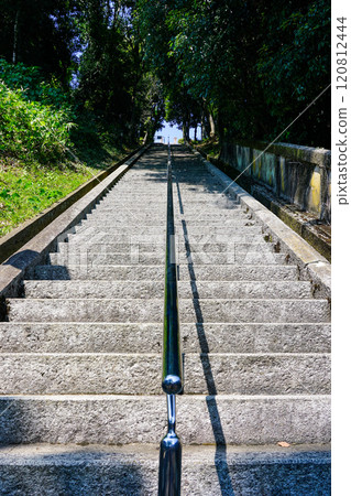 通往男山水庫公園的長階梯，俯瞰姬路城（兵庫縣姬路市） 120812444