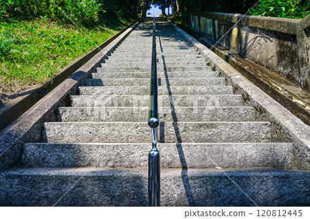 通往男山水庫公園的長階梯，俯瞰姬路城（兵庫縣姬路市） 120812445