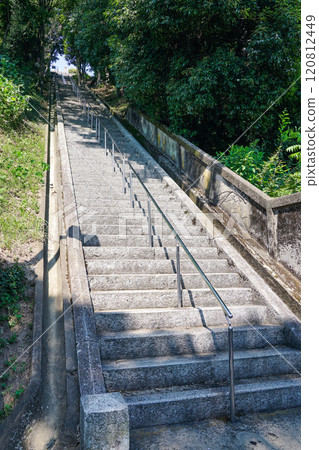 通往男山水庫公園的長階梯，俯瞰姬路城（兵庫縣姬路市） 120812449
