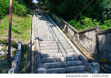 A long staircase leading up to Otokoyama Water Supply Park, overlooking Himeji Castle (Himeji City, Hyogo Prefecture) 120812450