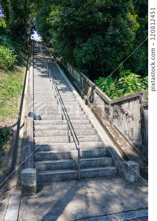 通往男山水庫公園的長階梯，俯瞰姬路城（兵庫縣姬路市） 120812451