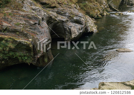 Potholes in the Tomisato Valley of the Dozan River (the longest tributary of the Yoshino River) in late autumn 120812586