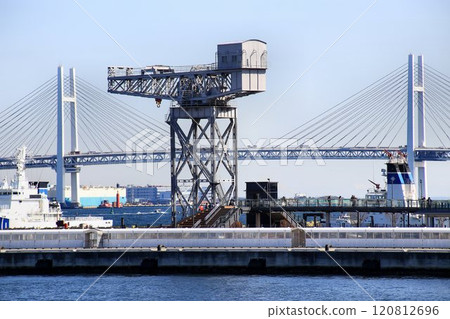 The "Hammerhead Crane" is an industrial heritage site that conveys the history of the port city of Yokohama to the present day The "Hammerhead Crane" is an industrial heritage site that conveys the history of the port city of Yokohama to the present day 120812696