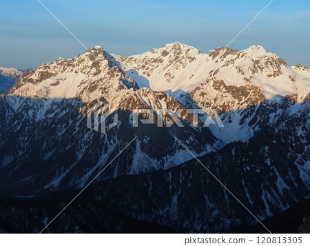 從北阿爾卑斯山常念山看到的被雪覆蓋的穗高山脈的摩根洛特 120813305