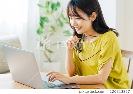在家使用個人計算機的婦女 120813837