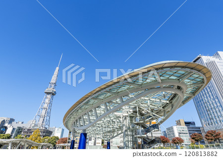 晴天愛知縣名古屋市、名古屋電視塔 (MIRAI TOWER) 和綠洲 21 120813882
