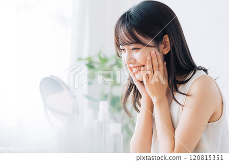 一名年輕女子正在做皮膚護理 120815351