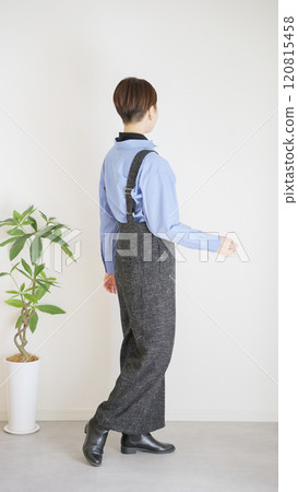 Women's autumn/winter fashion coordination (vertical) Women's autumn/winter fashion coordination (vertical) 120815458