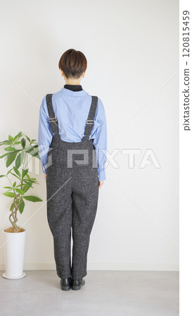 Women's autumn/winter fashion coordination (vertical) Women's autumn/winter fashion coordination (vertical) 120815459