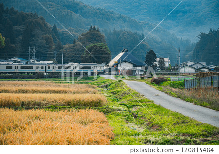 Trains running along Lake Kizaki [Oito Line] 120815484