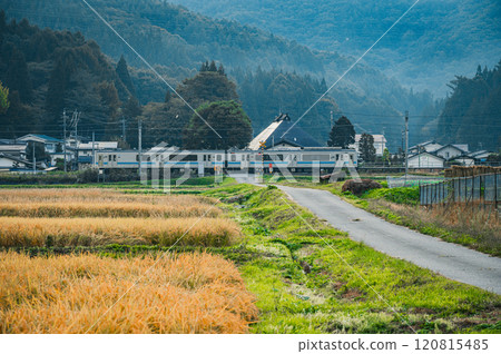 木崎湖沿岸行駛的列車【大糸線】 120815485