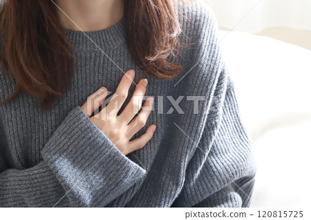 女人抱著她的乳房 女人抱著她的乳房 120815725