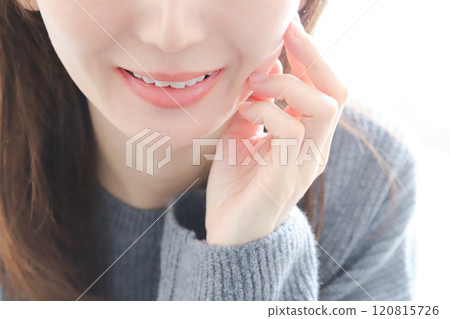 女性面部皮膚護理 120815726