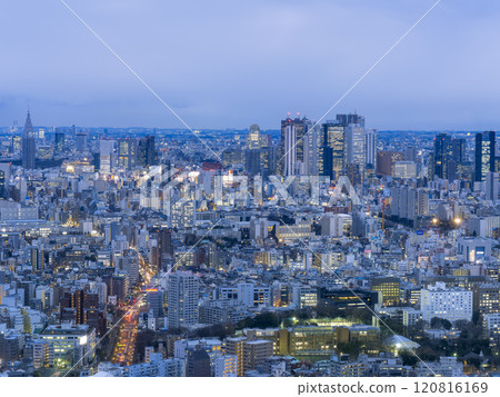 從東京池袋陽光 60 展望台看到的景色 - 朝向新宿/東京，日本 120816169