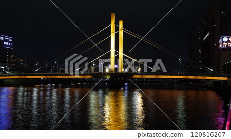 東京隅田川上的「筱橋」被燈光照亮 120816207