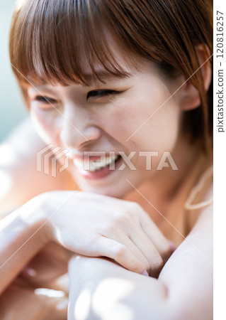 Young woman with short bob 120816257