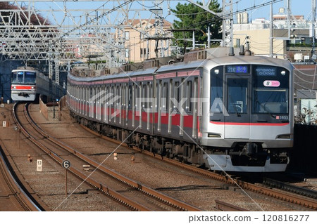 東急線 3000 系列目黑線與東橫線 5050 系列平行並追趕 120816277