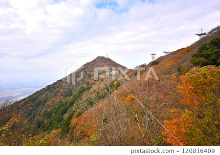 [Ibaraki Prefecture] Mount Tsukuba in full autumn foliage 120816409
