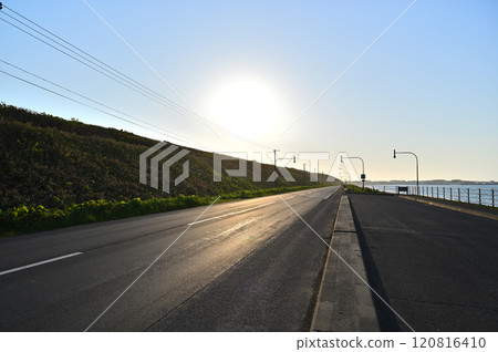 [Hokkaido] The setting sun shines through the Okhotsk Line 120816410
