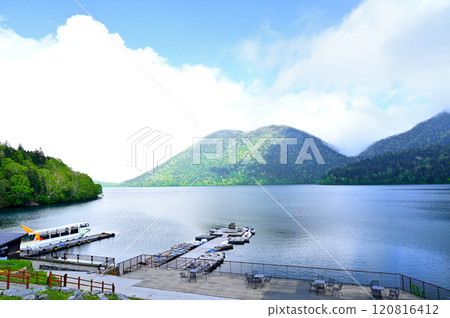 [Hokkaido] A beautiful panoramic view of Lake Shikaribetsu in summer 120816412