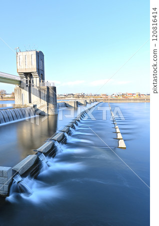A full view of the Nigaryo Shukugawara Weir, which protects the Tama River from flooding 120816414