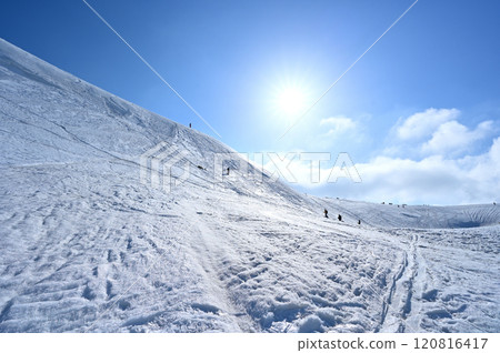 [Toyama Prefecture] People enjoying the beautiful winter slopes and backcountry skiing of Mt. Tateyama 120816417