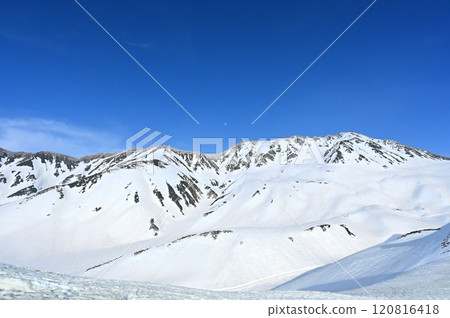 [Toyama Prefecture] Beautiful snowy scenery of Mt. Tateyama in winter 120816418