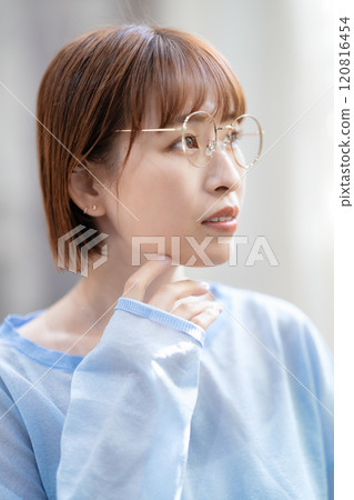 A young woman with a feminine short bob A young woman with a feminine short bob 120816454